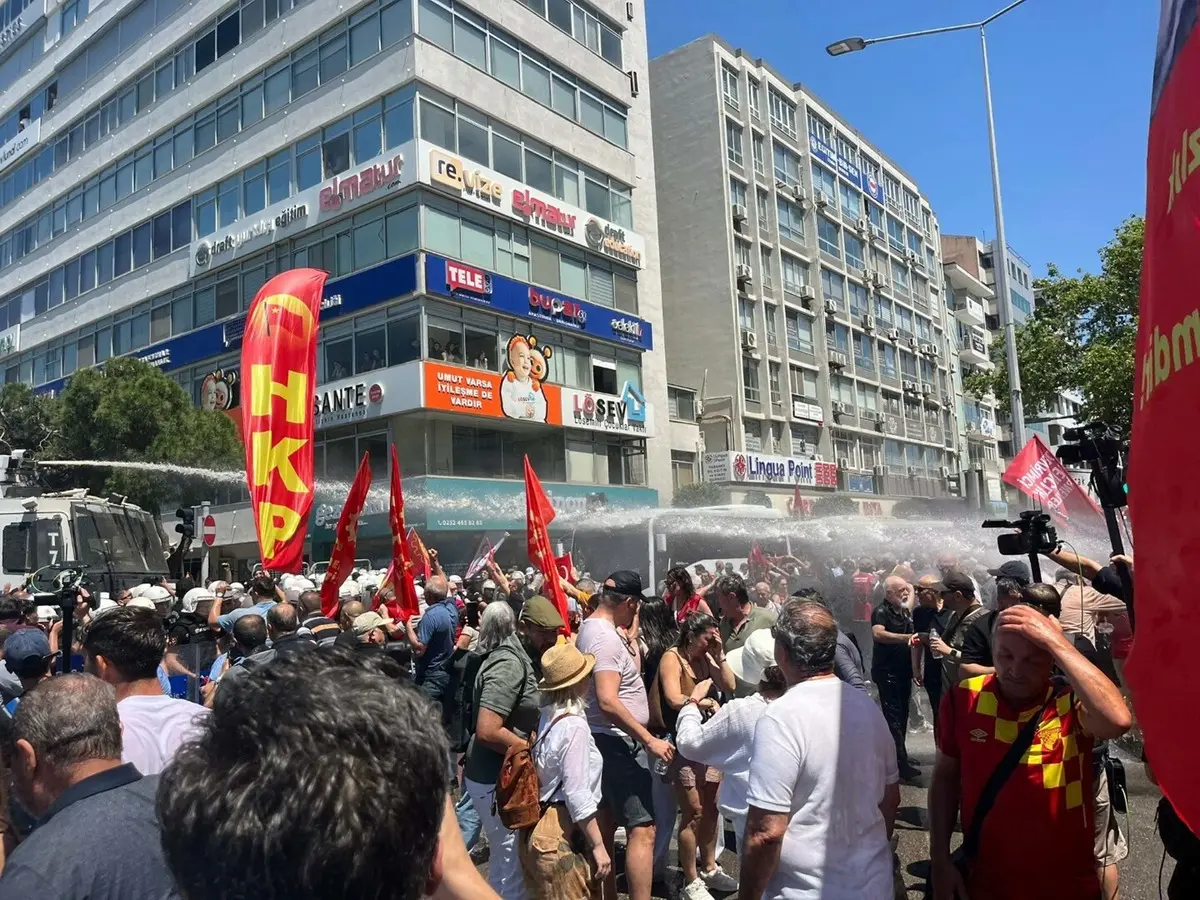 Gergin mitingde Özgür Özel den Kılıçdaroğlu'na