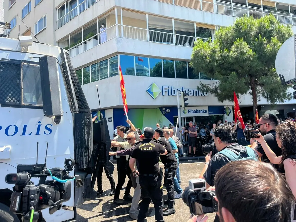 Gergin mitingde Özgür Özel den Kılıçdaroğlu'na