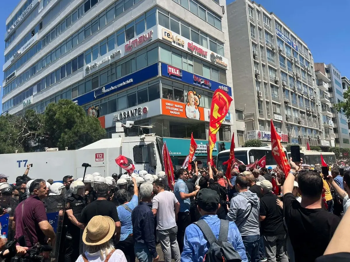 Gergin mitingde Özgür Özel den Kılıçdaroğlu'na
