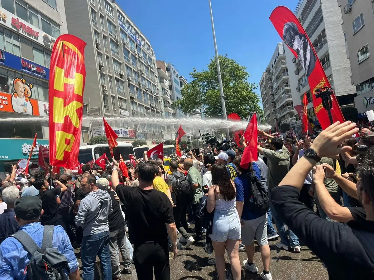 Gergin mitingde Özgür Özel den Kılıçdaroğlu'na
