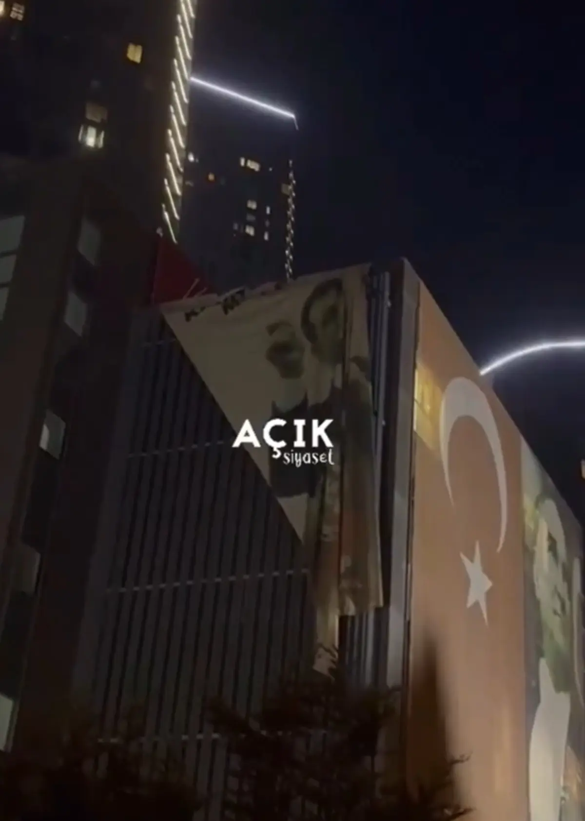 CHP İstanbul da  poster  krizi! Polis binaya girdi, gece boyu gerginlik düşmedi 5