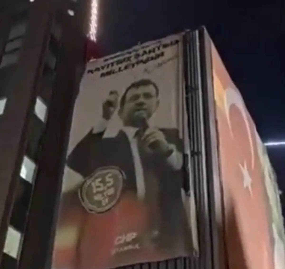 CHP İstanbul da  poster  krizi! Polis binaya girdi, gece boyu gerginlik düşmedi 2