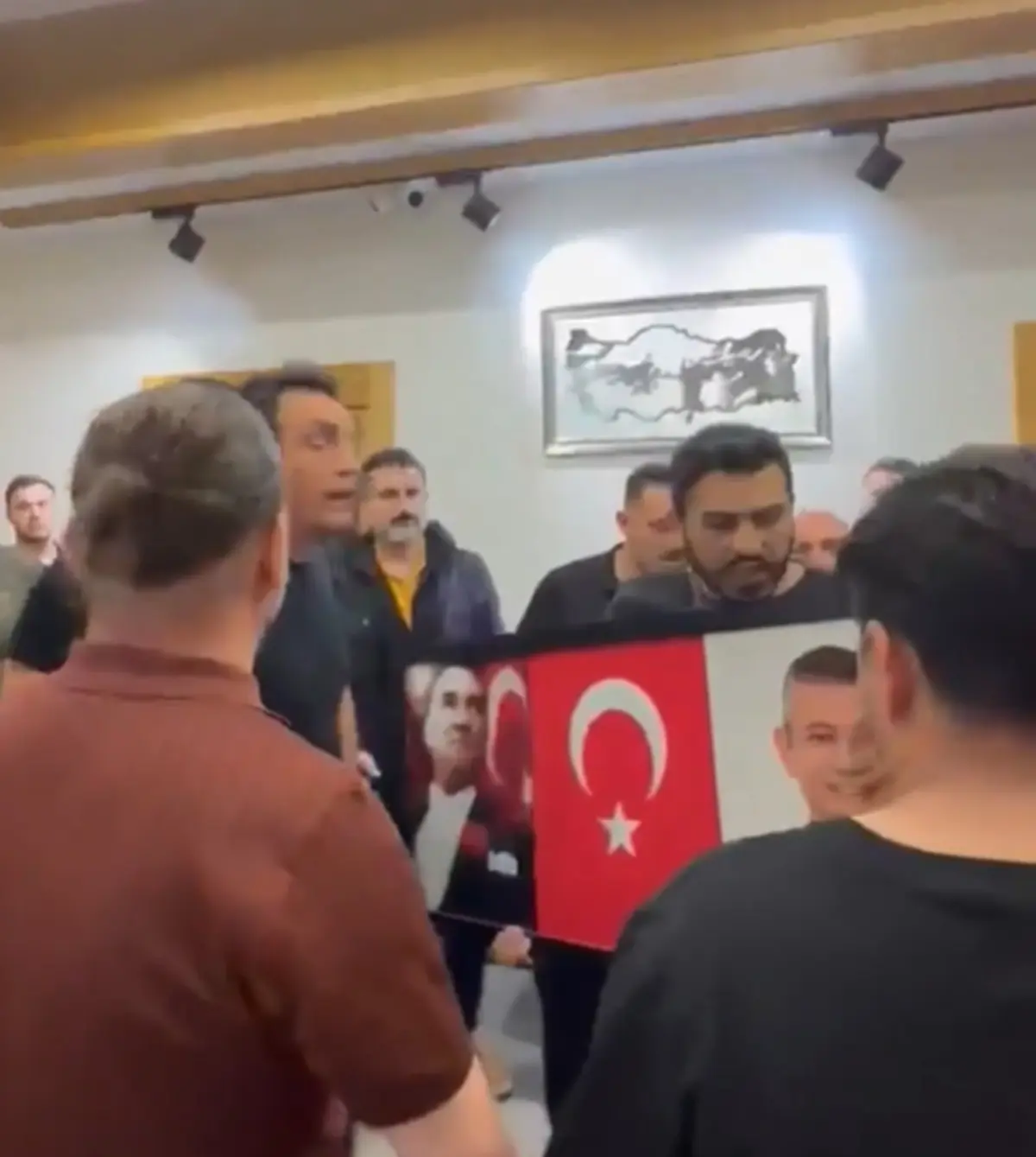 CHP İstanbul da  poster  krizi! Polis binaya girdi, gece boyu gerginlik düşmedi 4