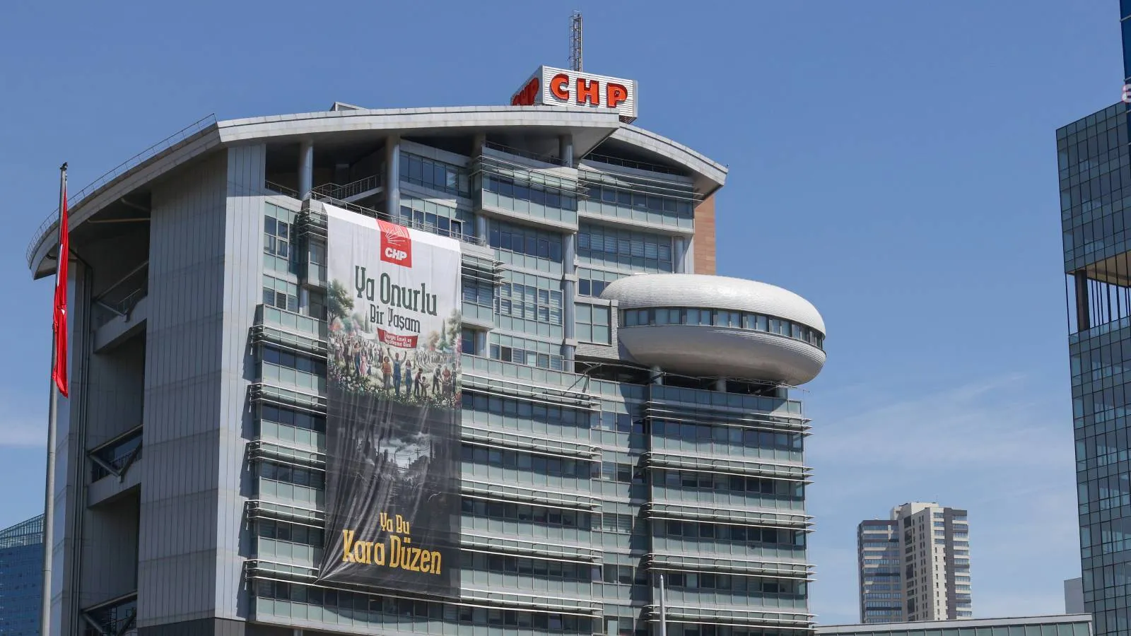 CHP’den 1 Mayıs’a Dev Afiş: Onurlu Yaşam Mücadelesi!