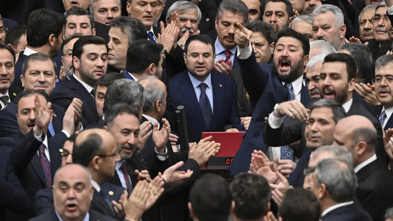 CHP’den Anayasa İhlali Uyarısı: Yemin Töreni Krizi