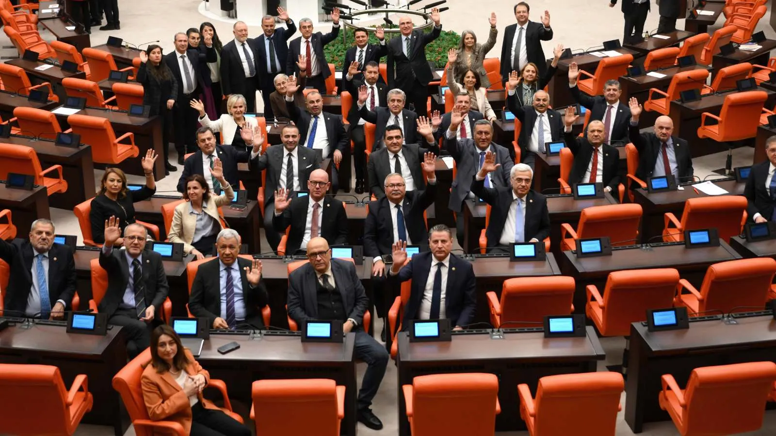 CHP’den Meclis’i Terk Etmeme Eylemi Başladı