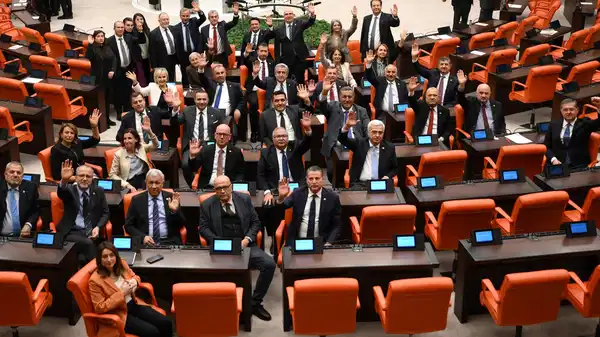 CHP’den Meclis’te ‘Terk Etmeme’ Eylemi Başladı