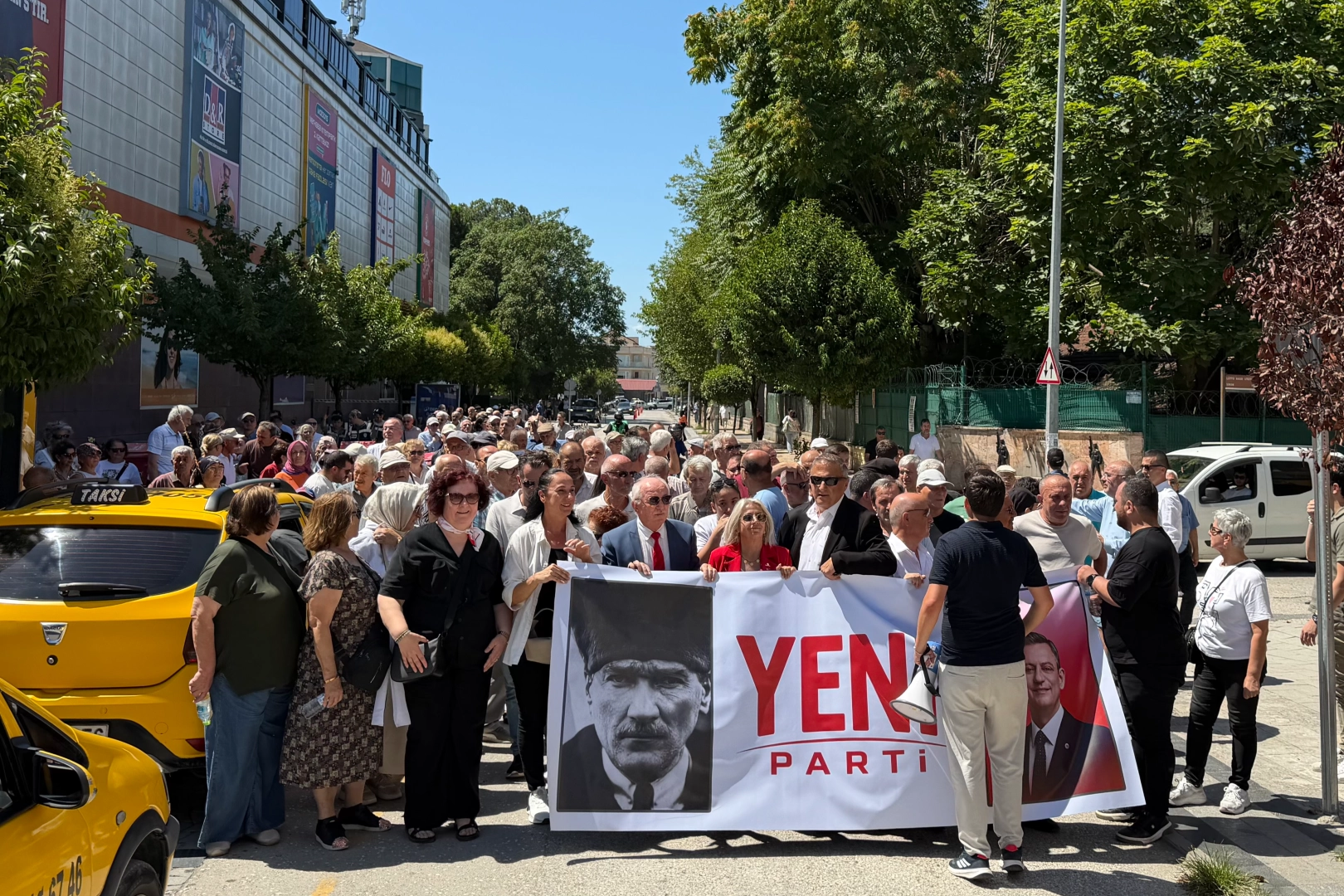 CHP Düzce’de Toplu İstifa ve Yürüyüş Gerçekleşti