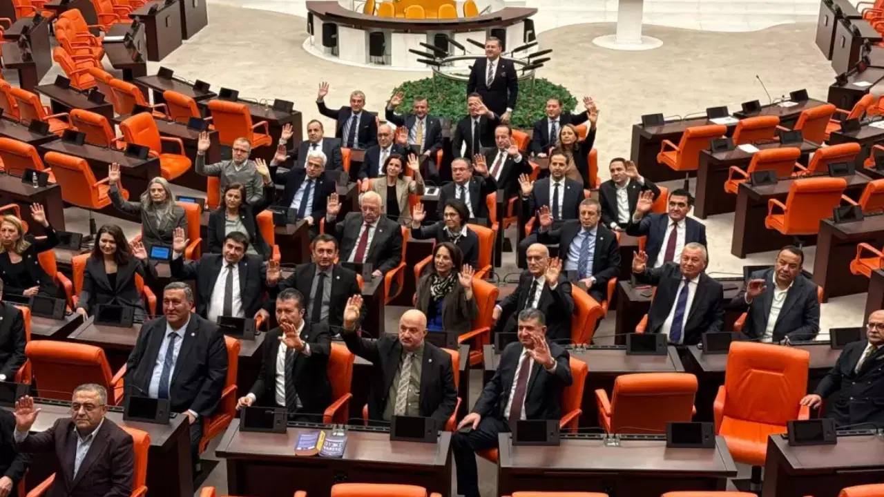 CHP, Emekli Maaşı İçin Meclis’te Eylemde!