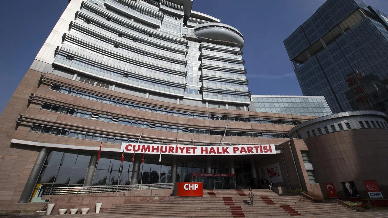 CHP Genel Başkanı Özgür Özel’in yaptığı son açıklamalar, parti içinde tutarsızlık tartışması yarattı.