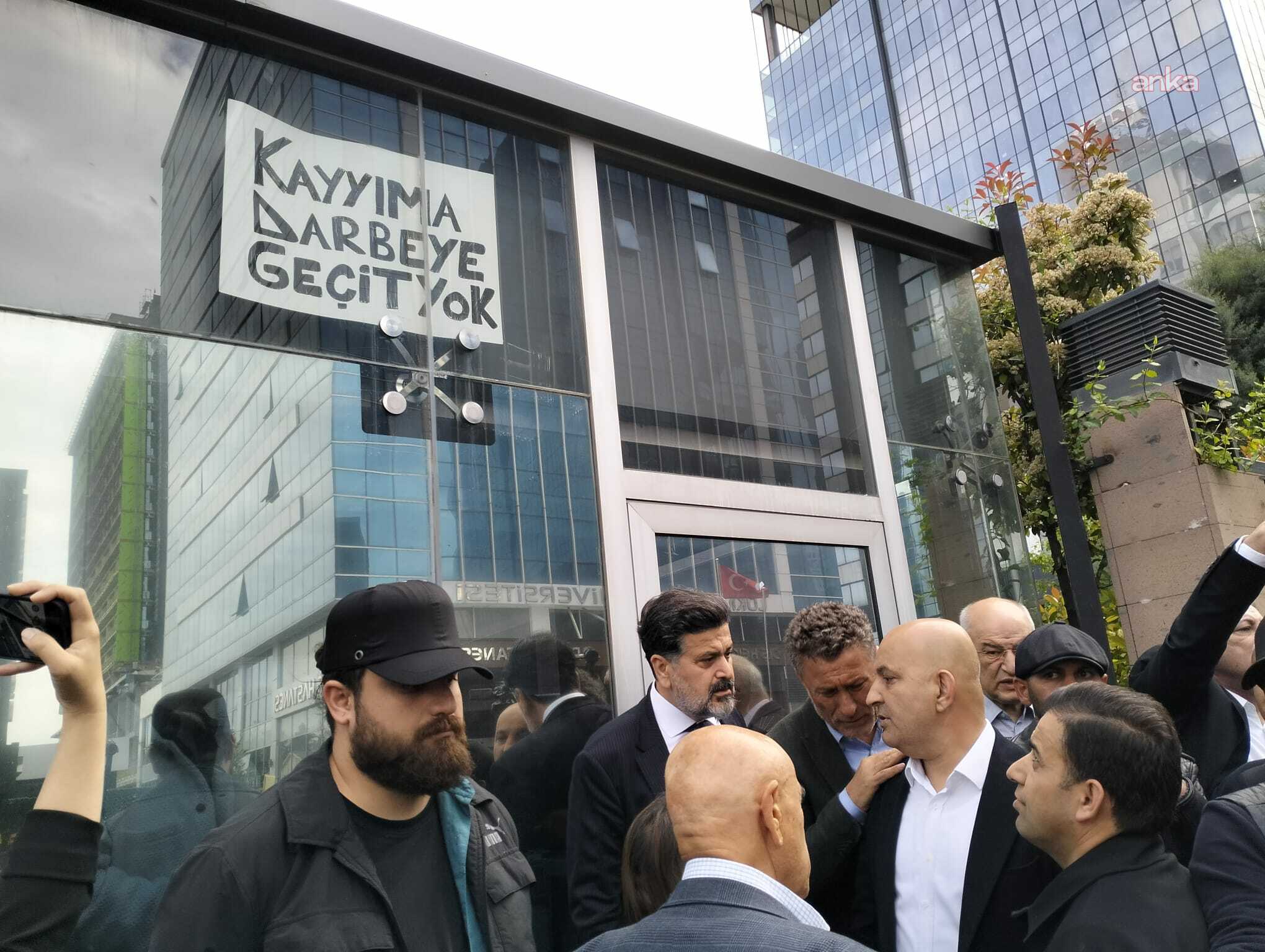 CHP Genel Merkez’inde Arbede: Destekçilerin Mücadelesi