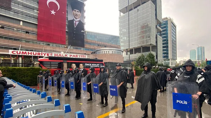 CHP Genel Merkezi’nde Gergin Anlar: Polis Tartışması