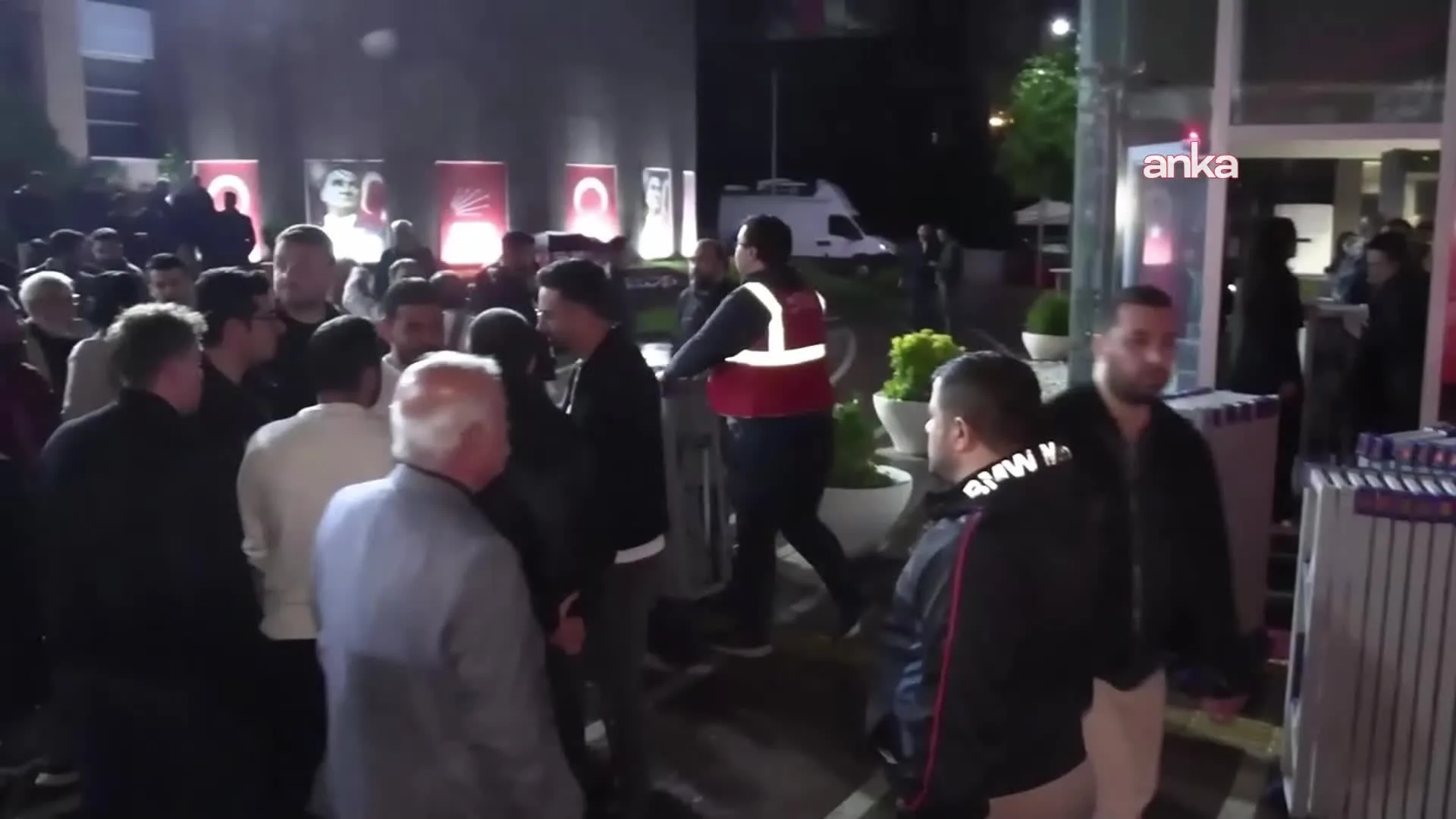 CHP Genel Merkezi’nde Gergin Anlar ve Müdahale!