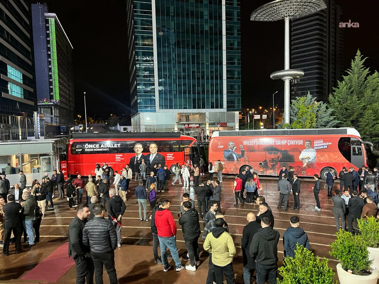 CHP Genel Merkezi’nde Gergin Bekleyiş