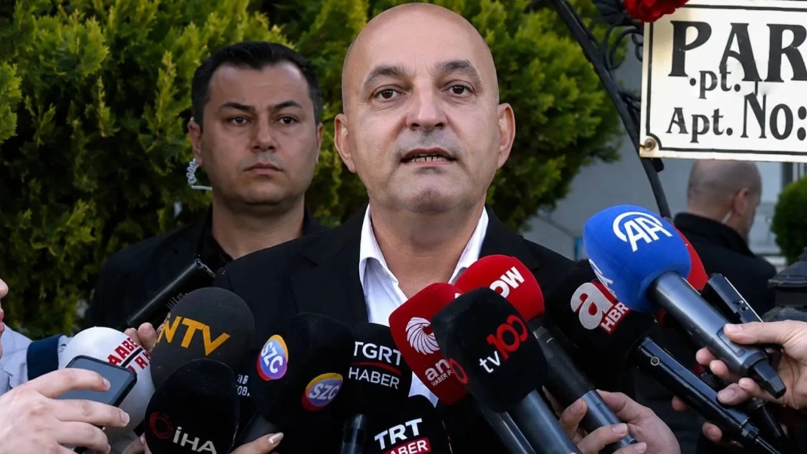 CHP Genel Merkezi’nde Gerginlik: Arbede Çıktı!