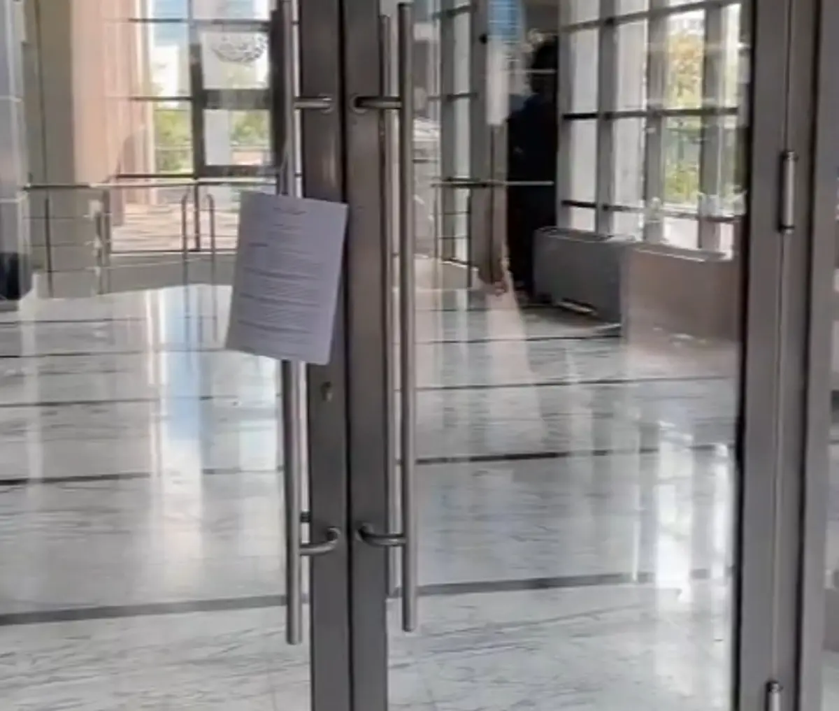 Ankara da tarihi görüntü! CHP Genel Merkezi girişine asıldı 2