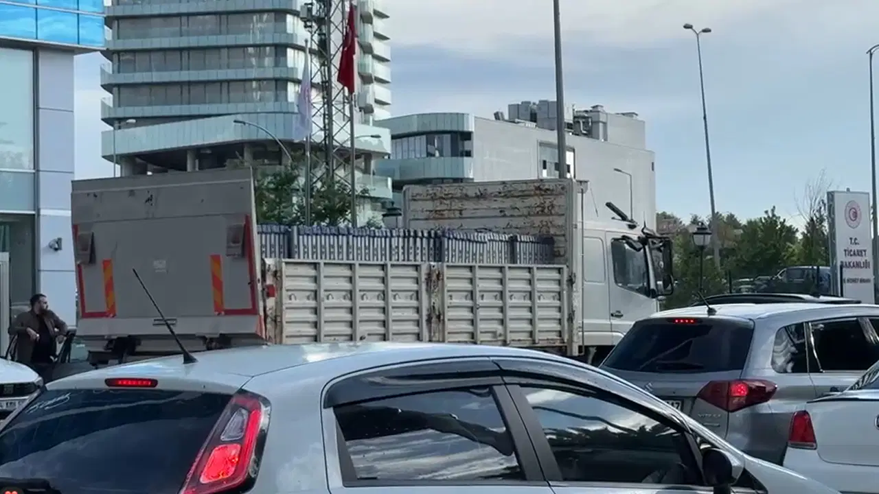 CHP Genel Merkezi’nde Polis Barikatları Kuruldu!