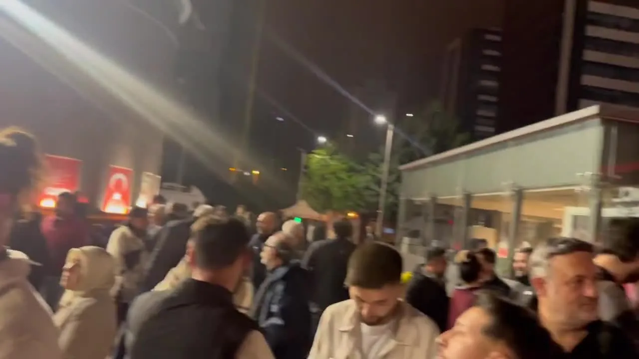 CHP Genel Merkezi Önünde Nöbet: ‘Baba Ocağınıza Sahip Çıkın!’