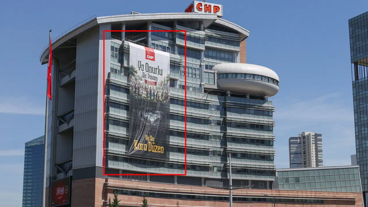 CHP Genel Merkezine 1 Mayıs Afişi Asıldı!