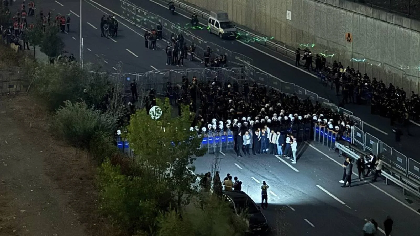 CHP İstanbul’da Dayanışma: Polis Ablukası Protesto