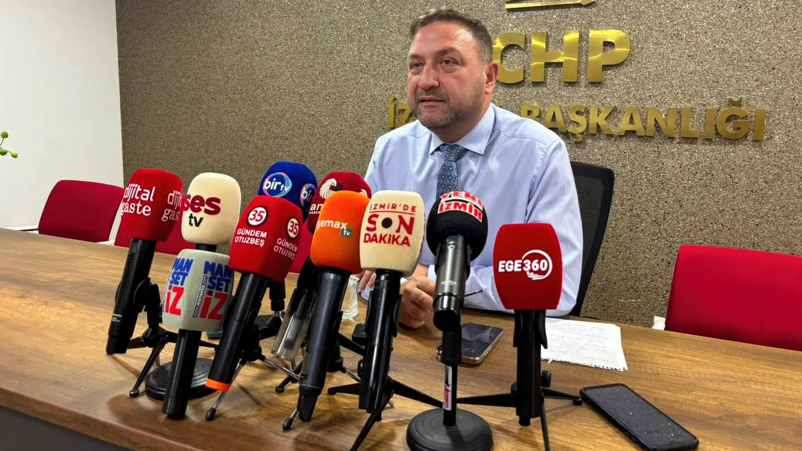 CHP İzmir’de Üye Kaybı: ‘Elitler Gitti, Emekçiler Burada’