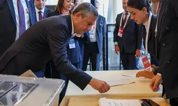 CHP Kurultayı’nda Özgür Özel Yeniden Başkan Seçildi!