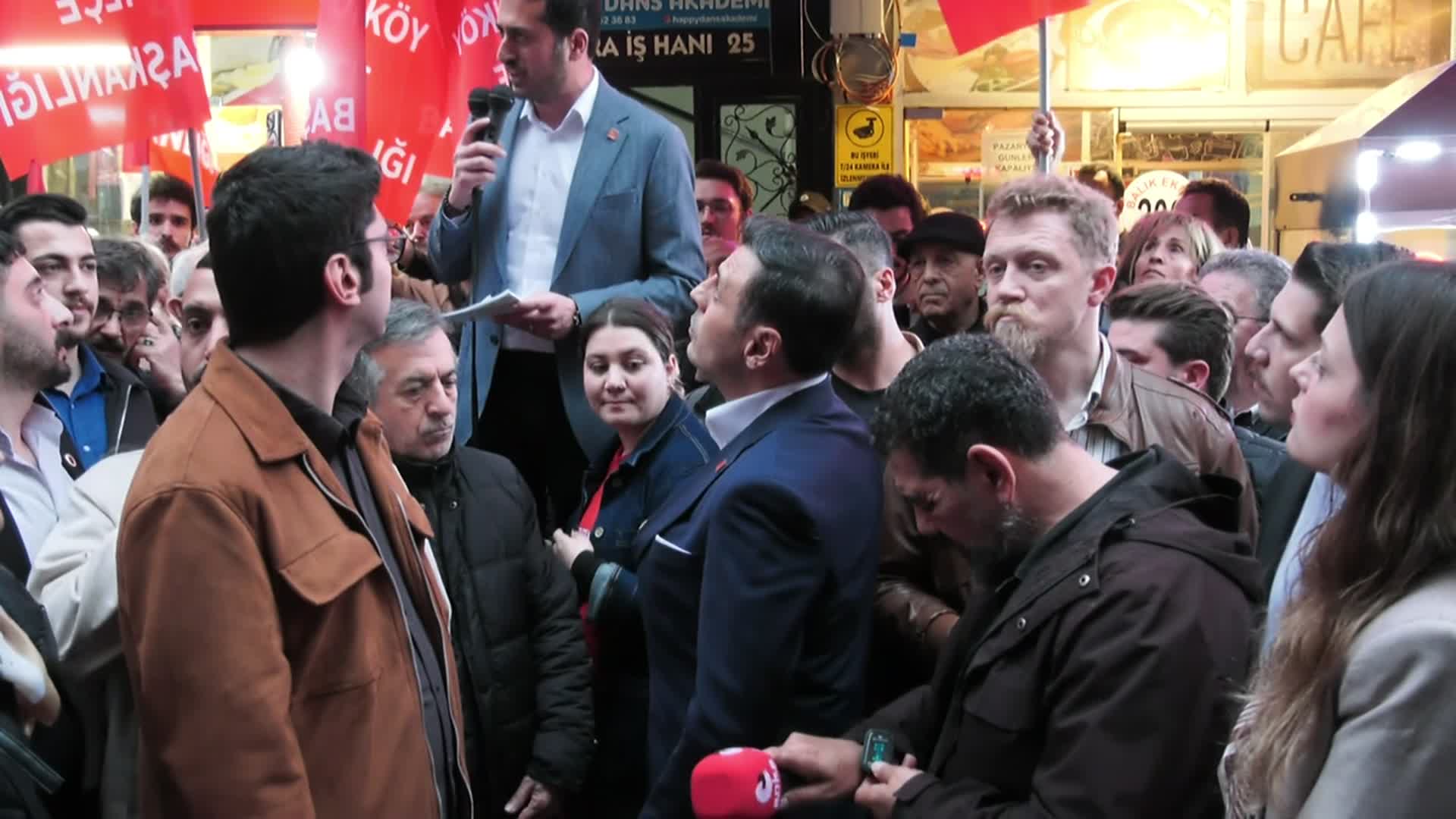 CHP Kurultayı Protesto Edildi: Demokrasi Mücadelesi!