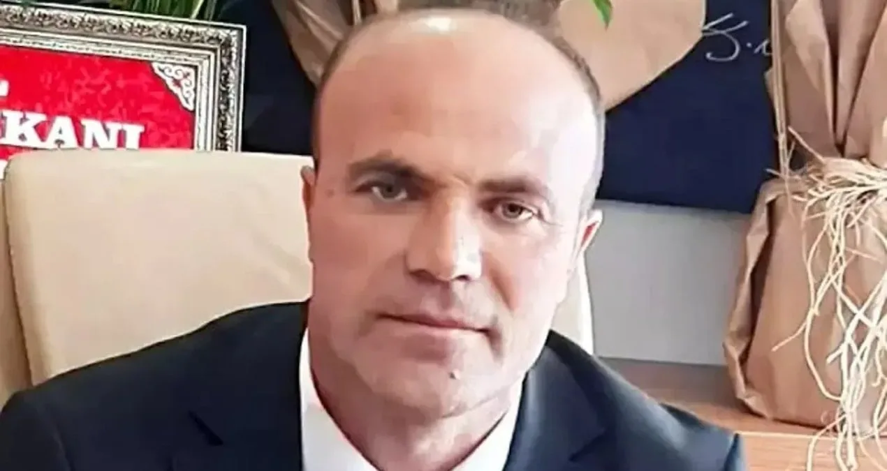 CHP’li Başkan AKP’ye Geçti, Rozet Erdoğan’dan!