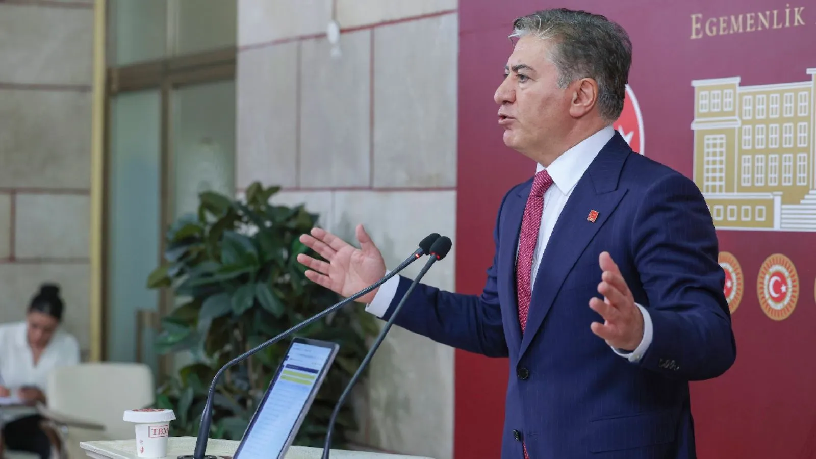 CHP’li Emir, Tapu Kayıtlarını Gazetecilere Gösterdi