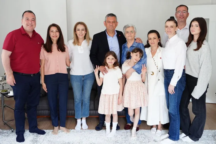CHP Lideri Özgür Özel, Anneler Günü’nde Vefalı Ziyaret
