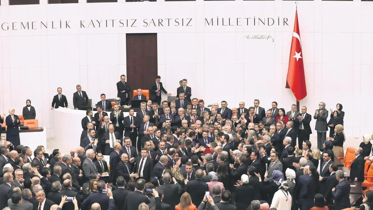 CHP’nin İkiyüzlülüğü: Yumruk ve Tebrikler!