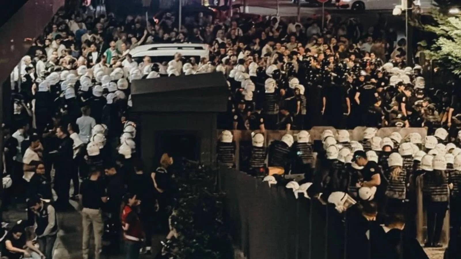CHP’nin İstanbul İl Binası Polis Çemberinde!