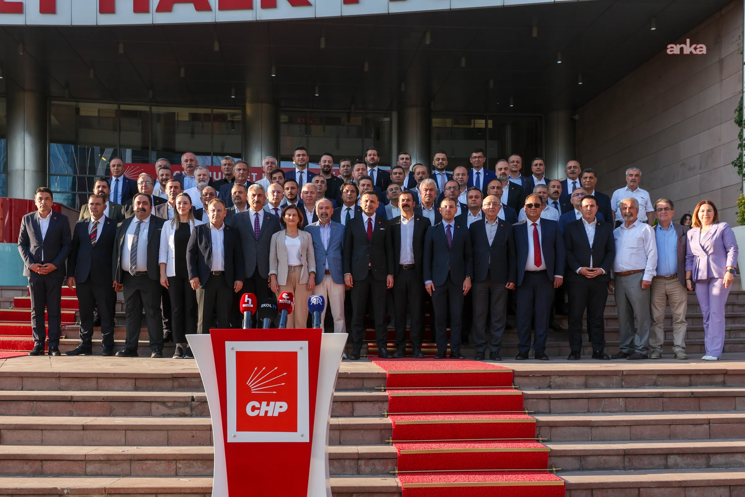CHP, Özgür Özel’e Destek Vererek Güçleniyor!