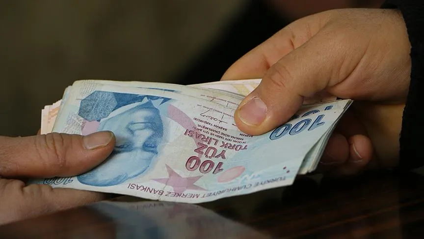 Hem annesini hem de babasını kaybeden çocuklar için sistem farklı bir avantaj sunuyor. SGK mevzuatına göre, iki dosyadan da hak kazanan çocuklara şu formül uygulanıyor: Tam + Yarım Formülü: Babadan 20.000 TL, anneden 10.000 TL hak kazanan bir çocuğa; babanın maaşının tamamı, annenin maaşının ise yarısı (5000 TL) verilir.