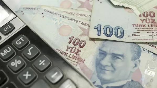 Uzman isim, kişinin hem malullük hem de yaşlılık aylığına aynı anda hak kazanması halinde ise sürecin farklı işleyeceğini dile getirdi: 'Yüksek Olan Bağlanır: Bu durumda iki maaş birden ödenmez. Hangisi yüksekse o bağlanır. Eğer miktarlar eşitse yaşlılık emeklilik aylığı tercih edilir. Vazife Malulleri İstisnası: Vazife malulü olup tekrar çalışmaya başlayanlar için avantaj vardır; şartlar oluşursa hem vazife malullüğü hem de yaşlılık aylığını aynı anda alabilirler.'
