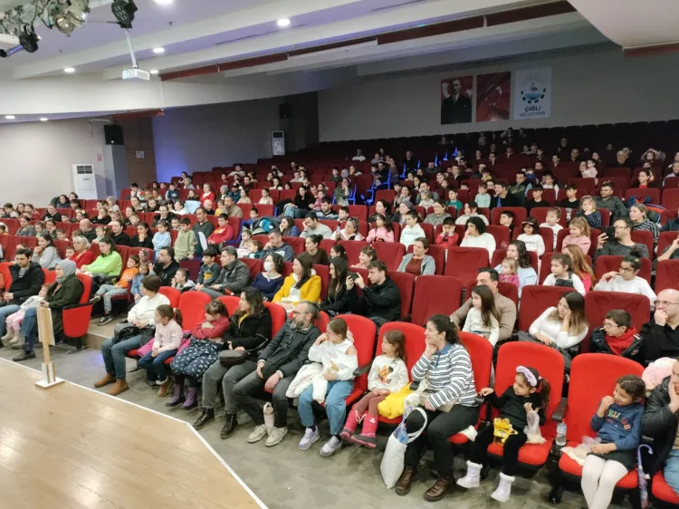 Çiğli’de Tiyatro Şöleni: Çocuklar Eğlenerek Öğrendi!