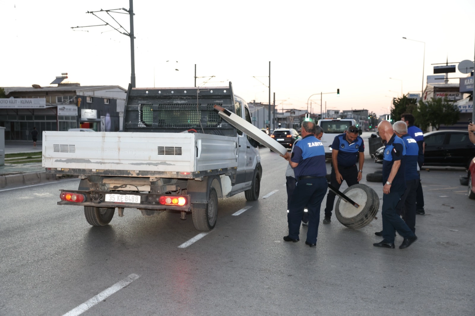 Çiğli’de Zabıta Denetimleri: Kaldırımlar Yeniden Açıldı