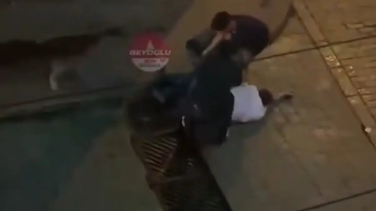 4 çocuk Cihangir’de 38 yaşındaki adama dehşeti yaşattı! Feci şekilde dövüp gasp ettiler 2