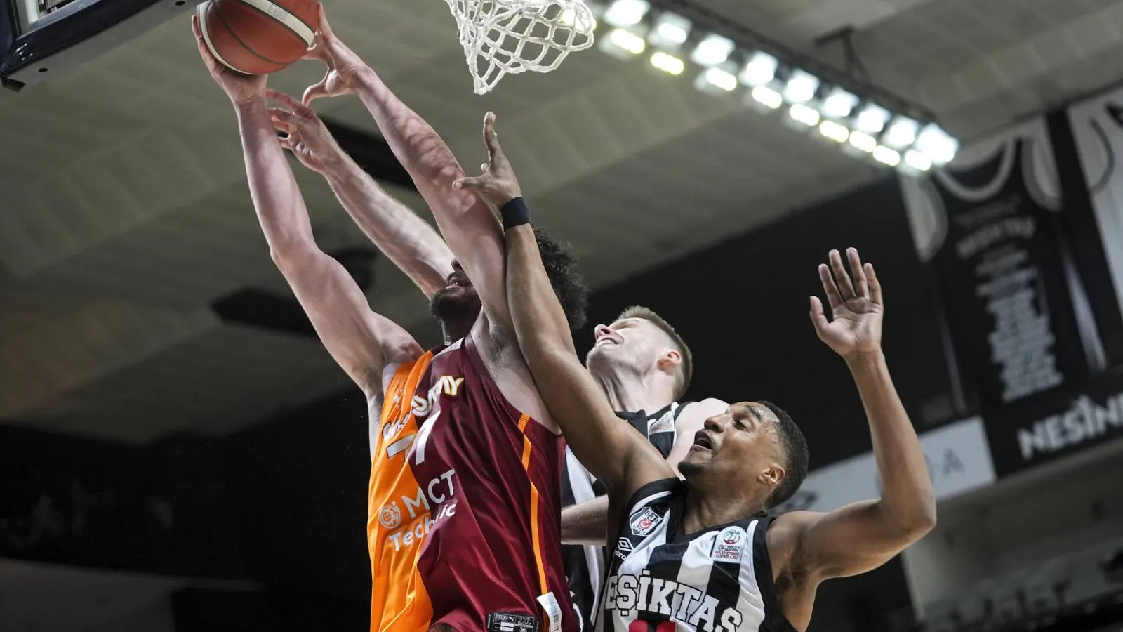 Cimbom Derbide Gülerek 7. Sırayı Garantiledi!