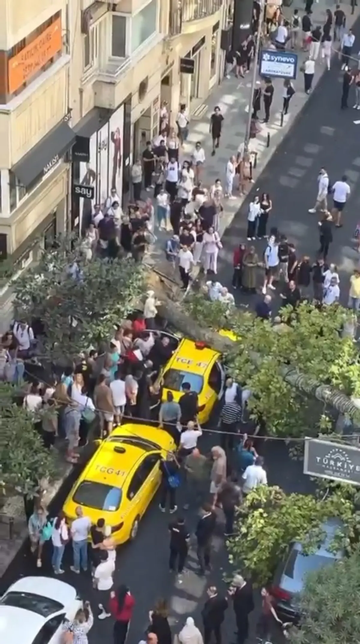 Yer: Nişantaşı! Ortalık savaş alanına döndü: Cadde trafiğe kapandı! 3