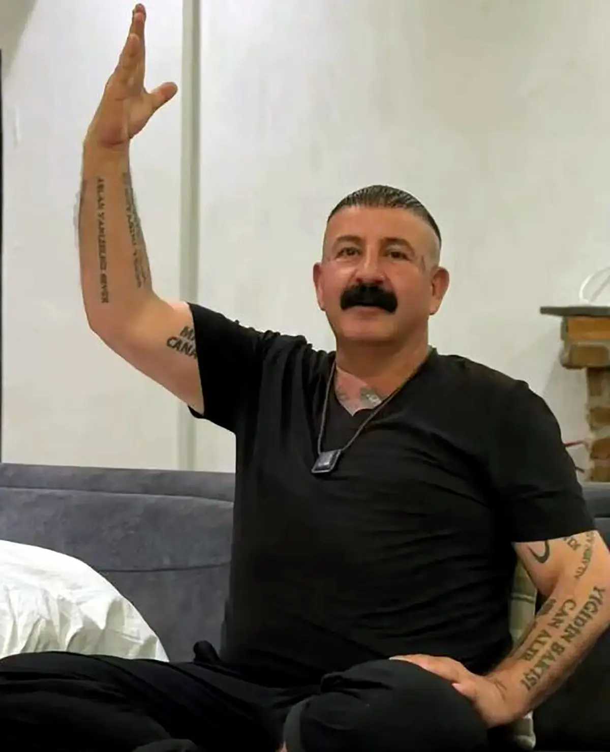 Cinayetten aranırken ünlü olmaya çalışıyordu! Saklandığı evde yakalandı 4