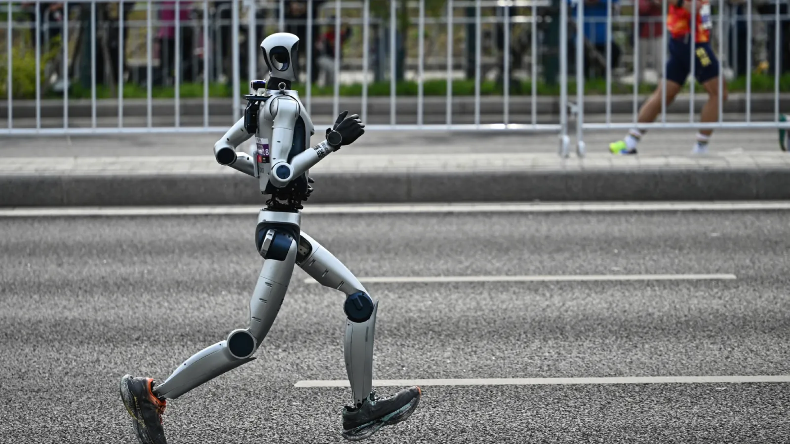 Çinli Robotlar Yarı Maratonda İnsanı Geride Bıraktı!