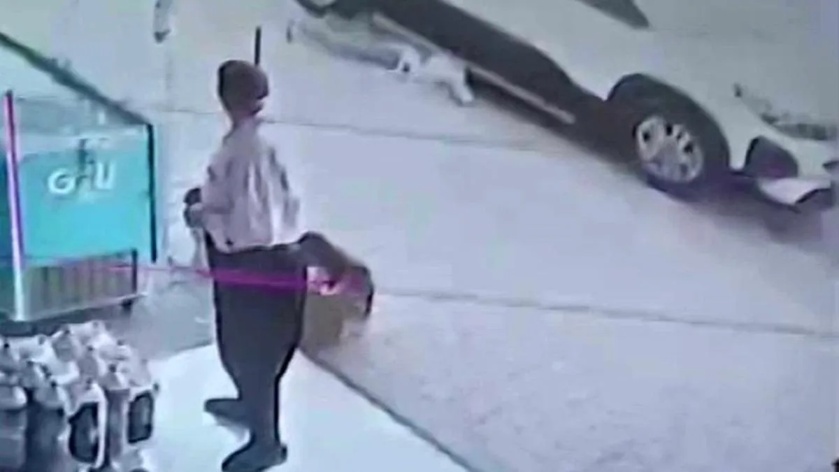 Çocuk Terlik İçin Otomobilin Altına Girdi!