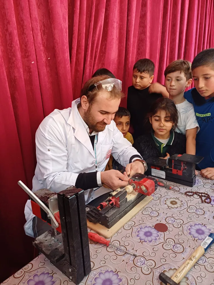 Çocuklar Ahşap Tasarım Atölyesi'nde çalışırken.
