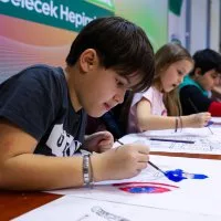Çocuklar bir günlüğüne ressam oldu