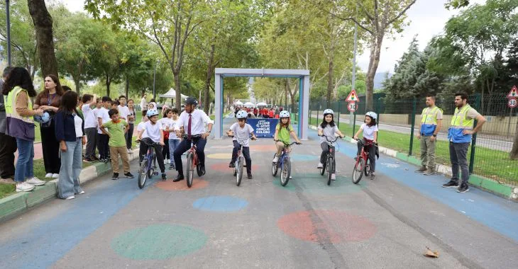 Çocuklar Bisikletle Hem Eğleniyor Hem Öğreniyor!
