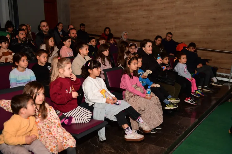 Çocuklar Hansel ve Gretel ile Eğlenceli Anlar Yaşadı