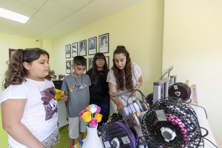 Çocuklar, Rubik Küp Çözen Robot Geliştirdi!