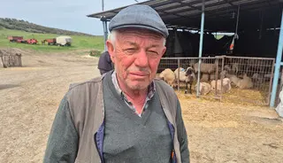 Kahvede ikram edilen içeceği içtikten sonra, soyuldu!
