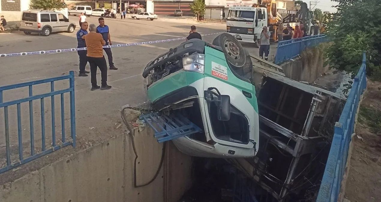 Çöp Kamyonu Sulama Kanalına Devrildi!